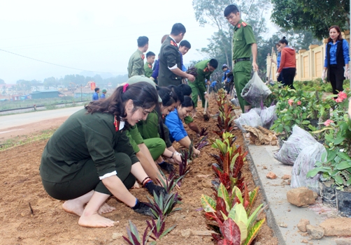 Tuổi trẻ huyện Đức Thọ ra quân trồng đường hoa tại xã nông thôn mới